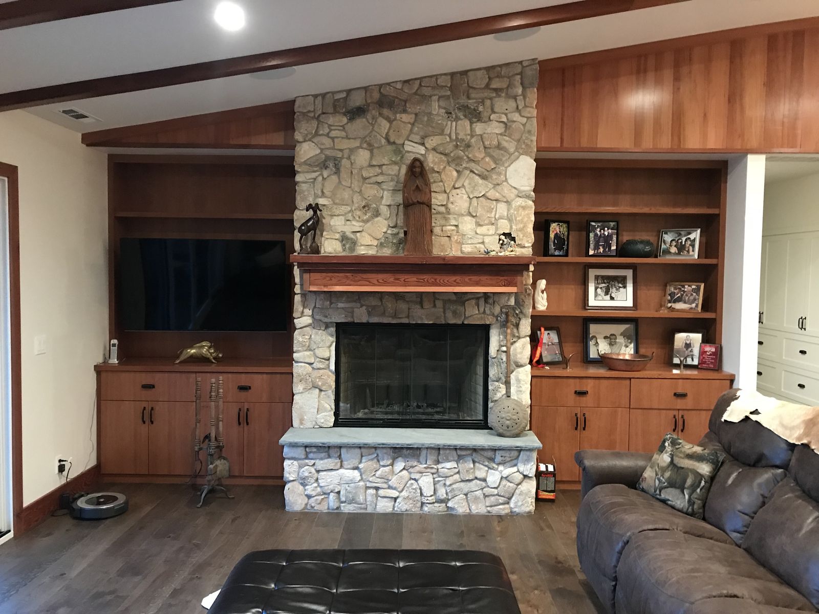 Living room - fireplace - Howard Construction Inc.